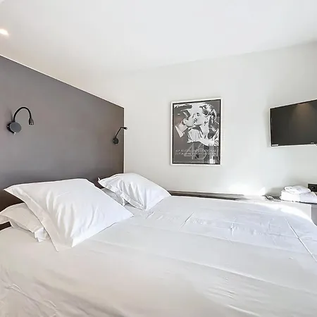 3p Between Croisette Beaches And Antibes Street Cannes